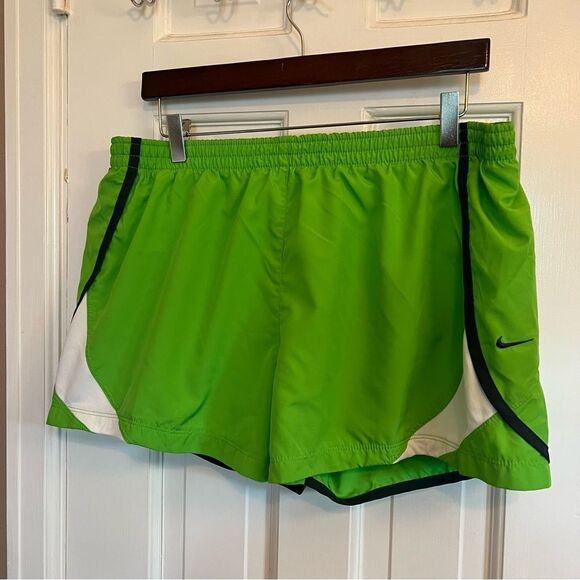 Nike Green and White Women's Shorts - Picture 6 of 6